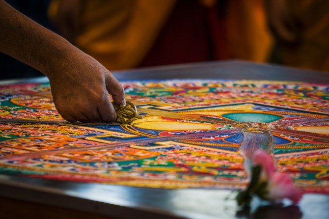 The beginning of the dismantling ceremony. The dismantling involves the same precision and contemplation as the construction.